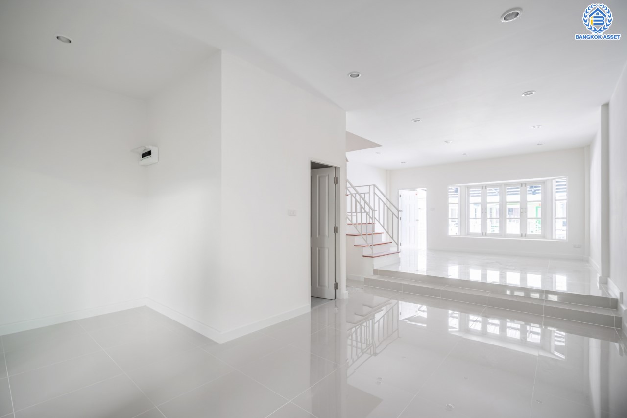 บ้านมือสองตกแต่งใหม่ ทำเลใจกลางเมือง ม.พาร์ค แกลเลอรี่ ประชาชื่น ทาวน์โฮม 3 ชั้น เนื้อที่ 22.5 ตร.ว. ฟังก์ชัน 3 ห้องนอน 3 ห้องน้ำ 2 ที่จอดรถ บนทำเลเดินทางสะดวก เชื่อมต่อหลายเส้นทาง ใกล้เดอะมอลล์งามวงศ์วาน เซ็นทรัลแจ้งวัฒนะ ทางด่วน "งามวงศ์วาน"